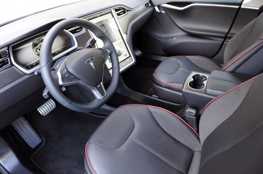 Интерьер Tesla Model S 2012 года  (фото 46 из 88)
